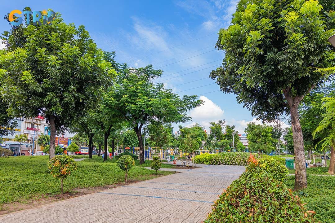 If you need to relax and enjoy the freshness of nature, go to Hiep Phu Park