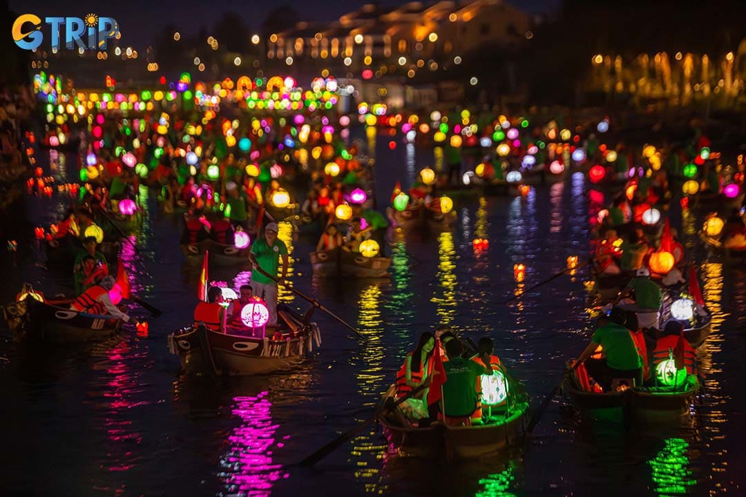 If you travel to Hoi An during the lantern festival, you will be immersed in the beautiful atmosphere of shining lanterns
