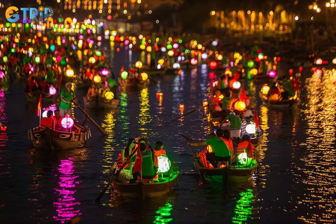 If you visit Hoi An during festivals’ evenings, the boat ride always becomes more crowded