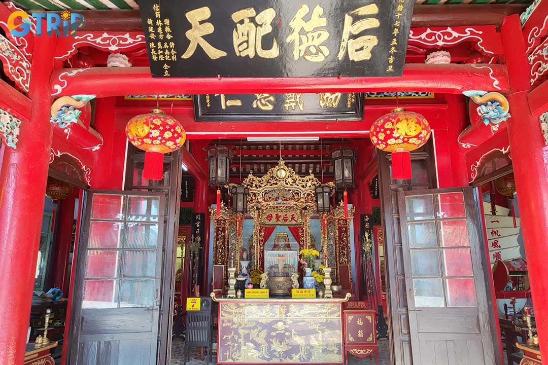 If you visit the hall on the 23rd day of the 3rd lunar month, you can witness the festival of Thien Hau Holy Mother