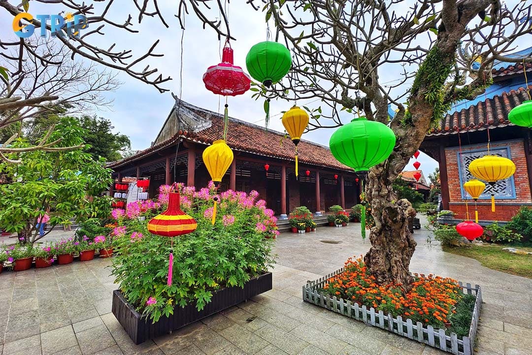 If you visit Van Duc Pagoda during the festive season, you can enjoy the vibrant atmosphere there