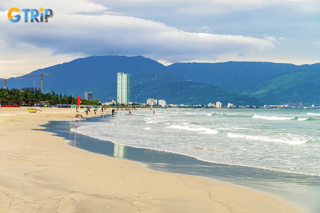 If you want to change the environment, you can go to the nearby beach