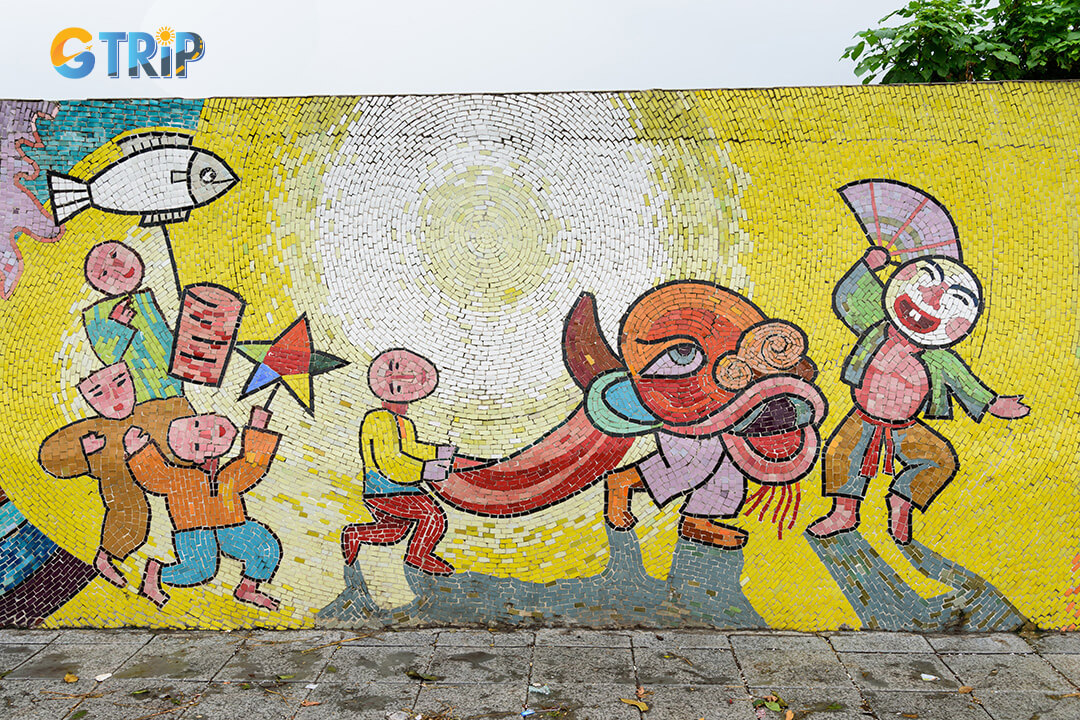 In 2003, artist Nguyen Thu Thuy envisioned transforming Hanoi’s Red River dike into a vibrant ceramic mural