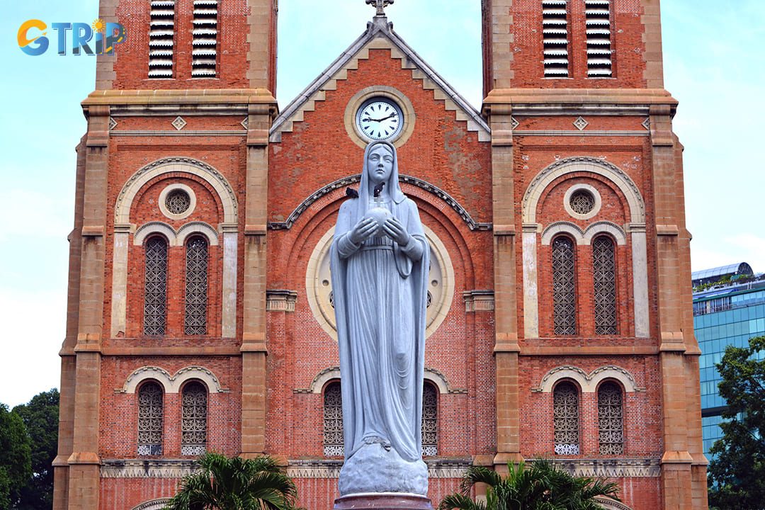 In front of the cathedral stands a statue of Our Lady of Peace, carved in Italy and installed in 1959