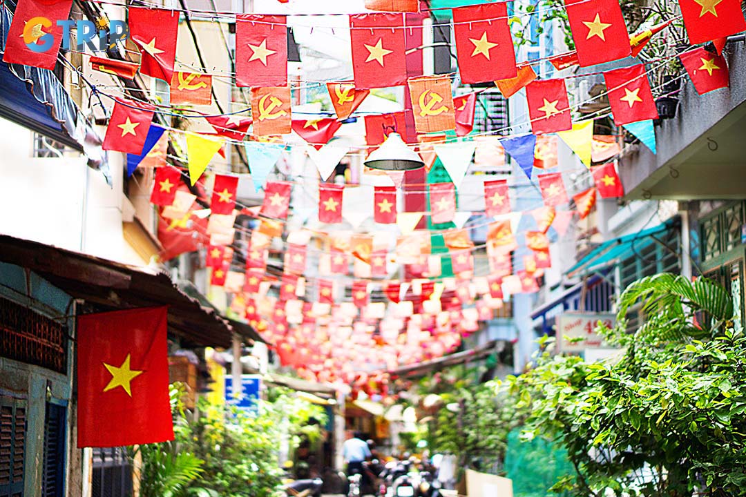 In Ninh Binh, on the day of Reunification Day, people will hang the national flag in front of their houses