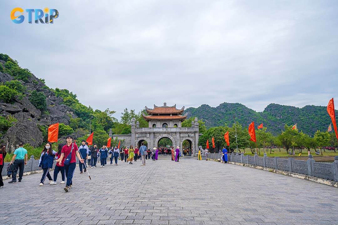 In Ninh Binh, wear slip-on sandals for temples and sturdy shoes for outdoor activities, balancing practicality and cultural respect