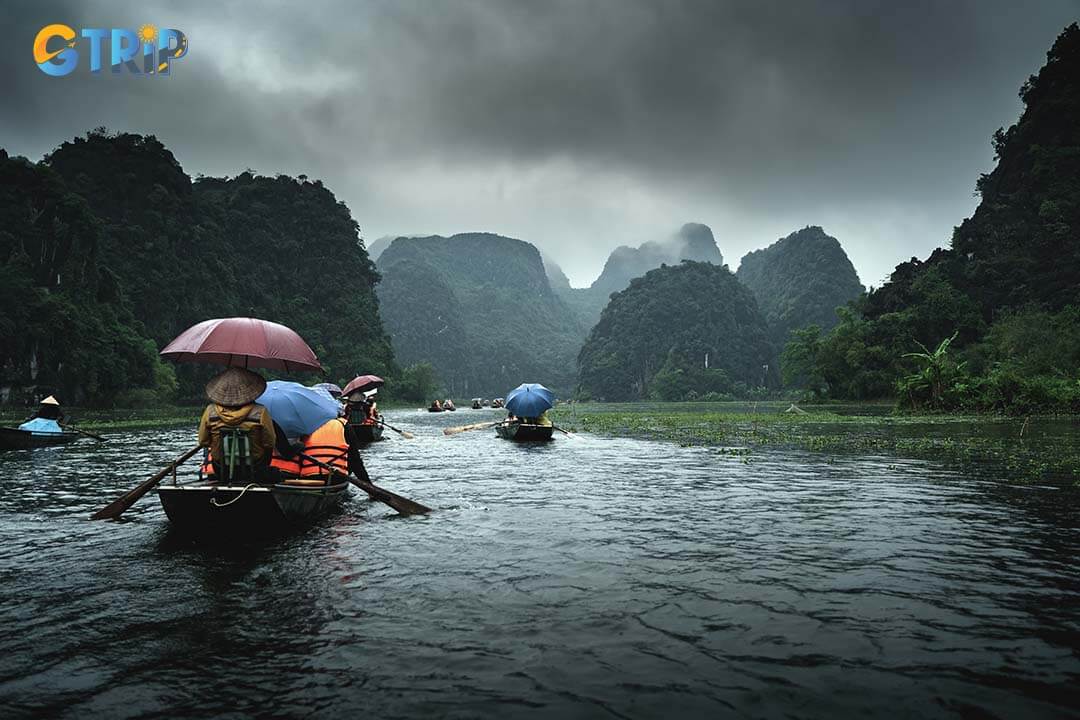 In Ninh Binh’s rainy season, wear waterproof clothing, quick-drying fabrics, and sturdy footwear, and carry a compact umbrella for comfort and protection