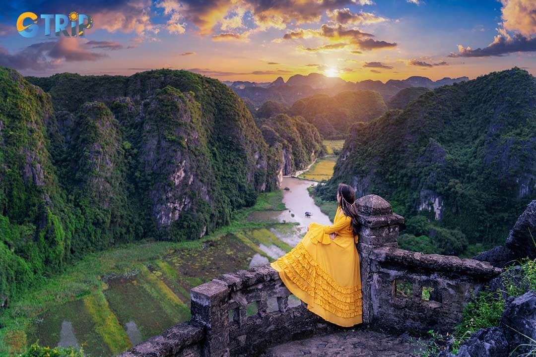 In Ninh Binh’s winter, wear warm layers, scarves, and sturdy footwear to stay comfortable and adaptable to changing temperatures