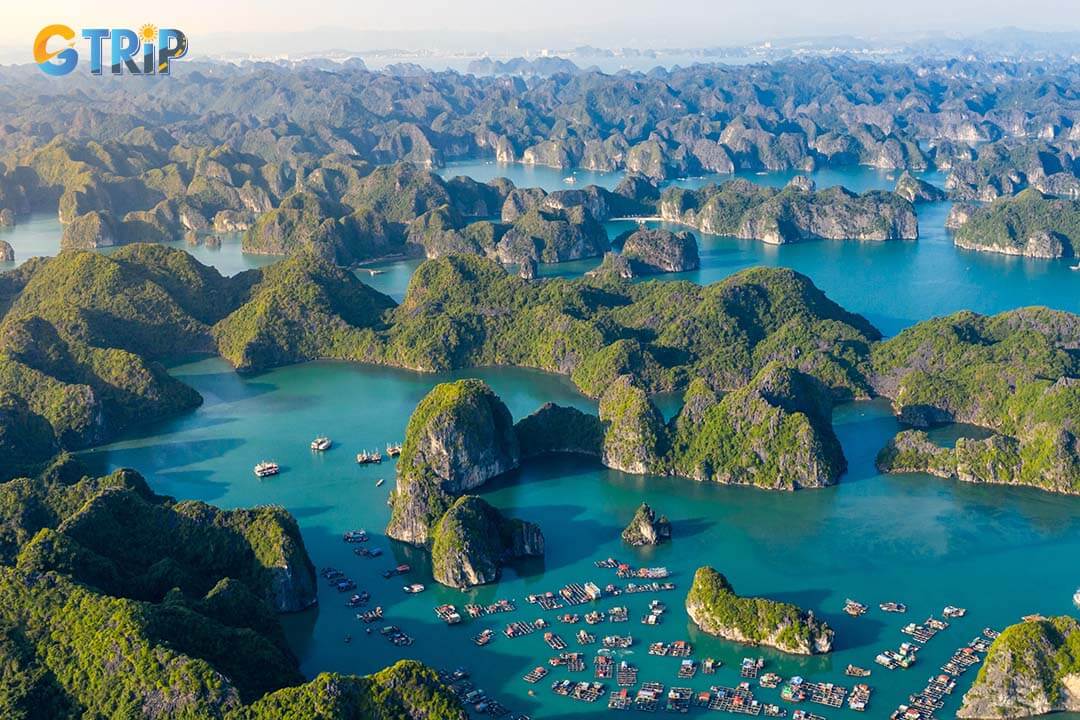 In October, Ha Long Bay offers comfortable temperatures ranging from 20°C to 28°C, perfect for outdoor activities and water-based adventures