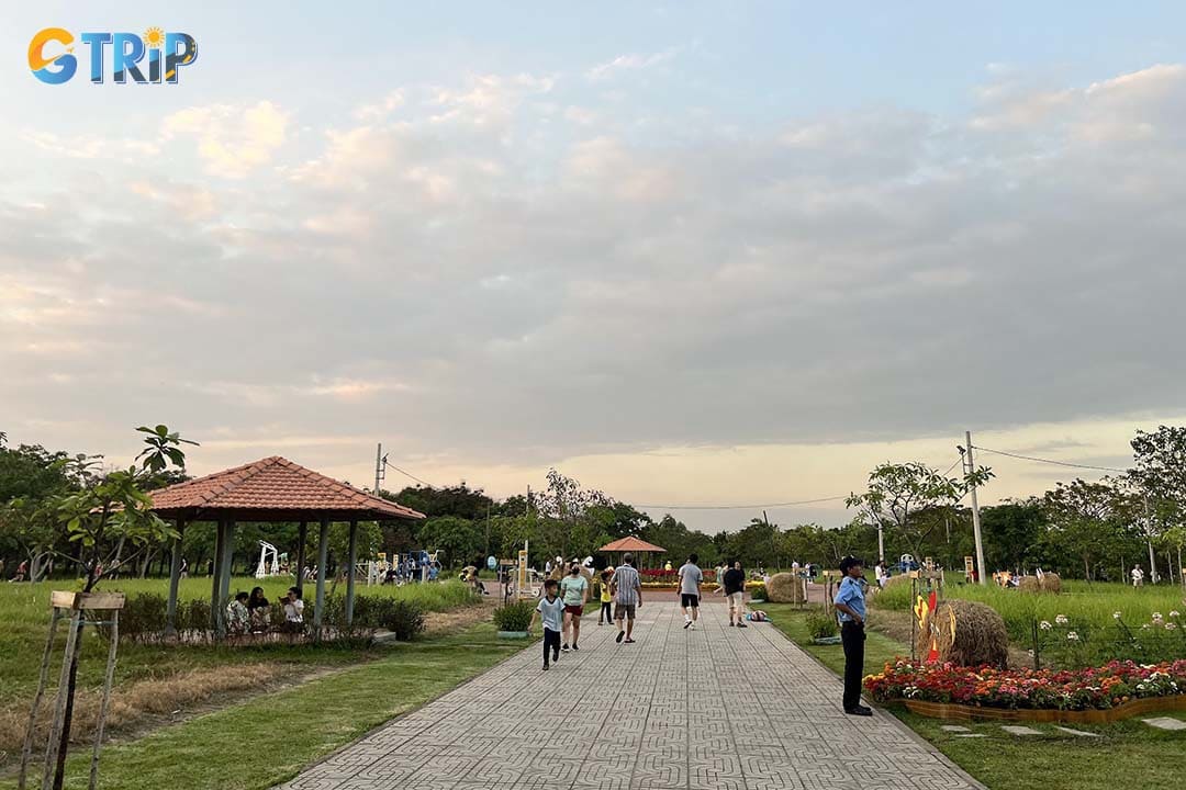 In the late afternoon, Go Vap Cultural Park comes alive as a vibrant sports hub, where locals gather on busy basketball courts, badminton setups