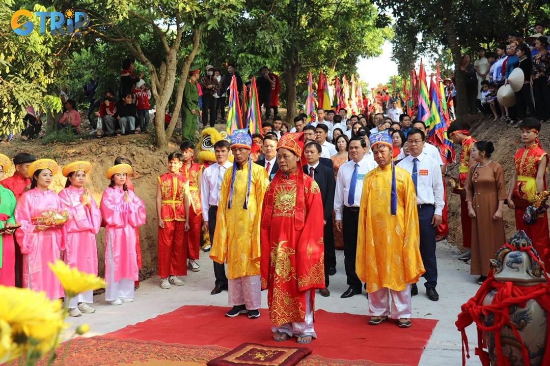 Incense Offering Ceremony at the Hai Ba Trung Temple