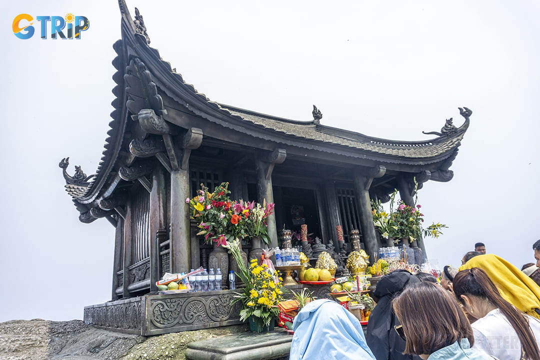 Inside Dong Pagoda, there is a system of Buddha statues