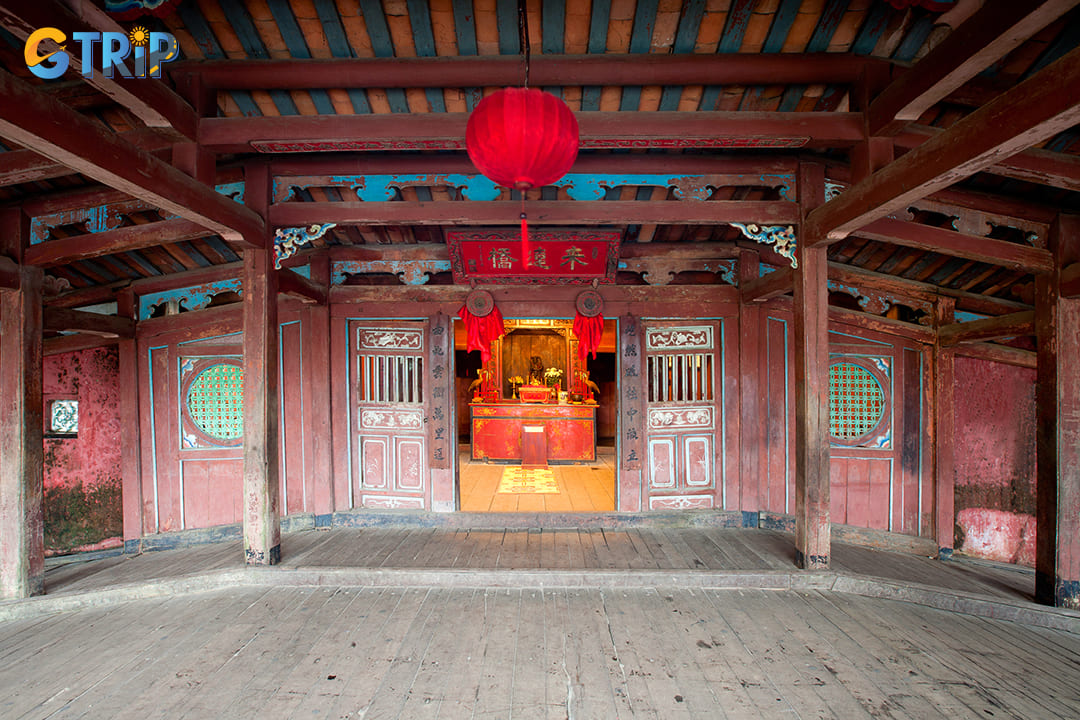 Inside the covered bridge lies an internal shrine dedicated to Bac De Tran Vu, a revered deity believed to safeguard the land against floods and natural calamities