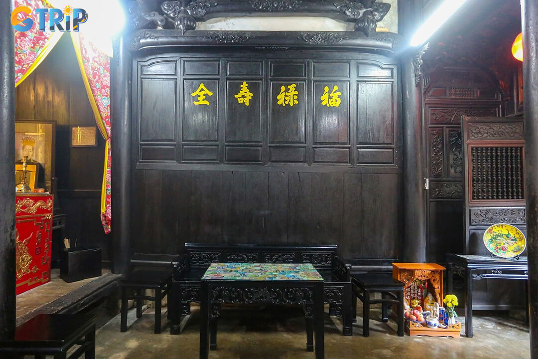 Inside the house, a rich collection of antiques and gold-inscribed plaques reflects the family’s heritage and long-standing traditions