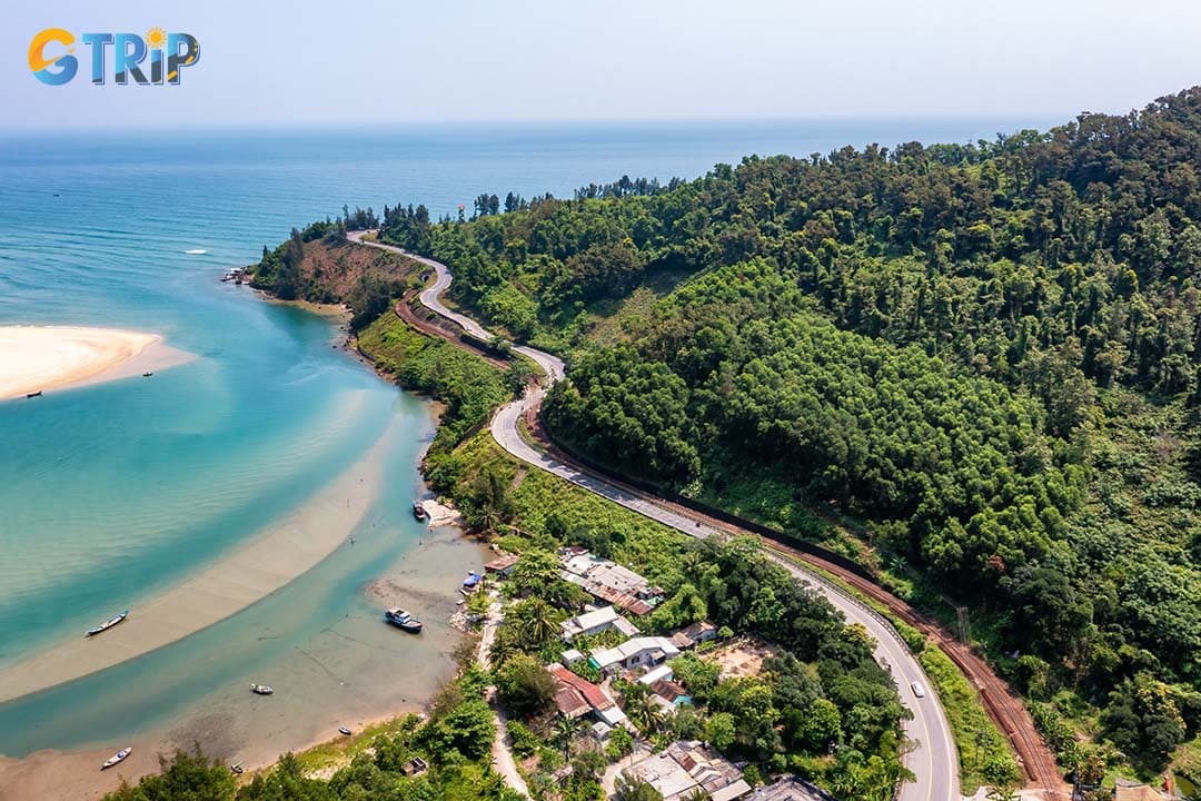 It’s easy to enjoy the view of Lang Co Beach from the Hai Van Pass’s curve