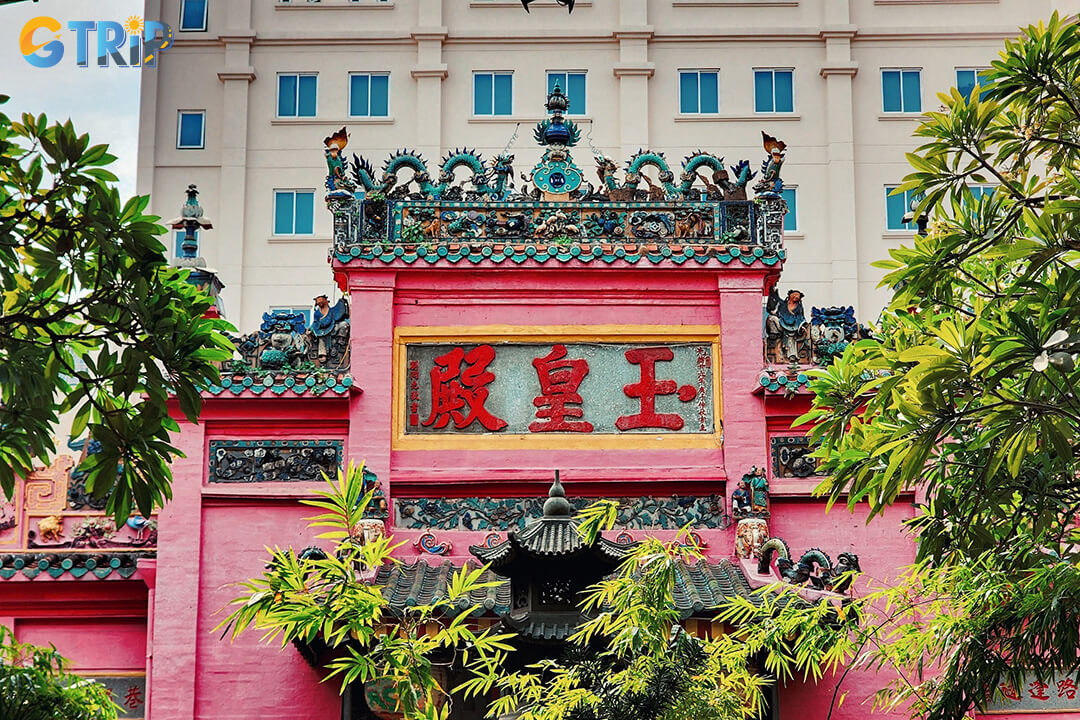 Jade Emperor Pagoda greets visitors with its ornate green-tiled gate and a turtle-filled courtyard pond, symbolizing longevity and peace amid the temple’s sacred charm