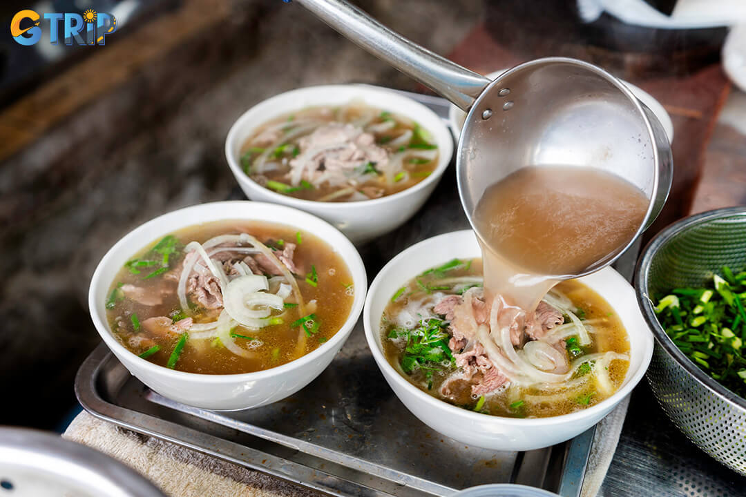 January’s cool weather enhances Hanoi’s street food charm, with steaming pho, warm desserts, and bustling alleyway stalls