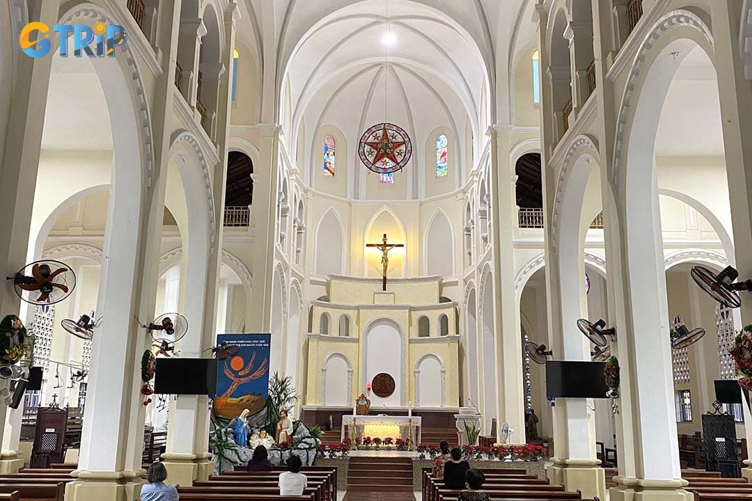 Jeanne d'Arc Church is a quiet, lesser-known Gothic church, featuring elegant arches, stained-glass windows, and a calm, community-focused atmosphere