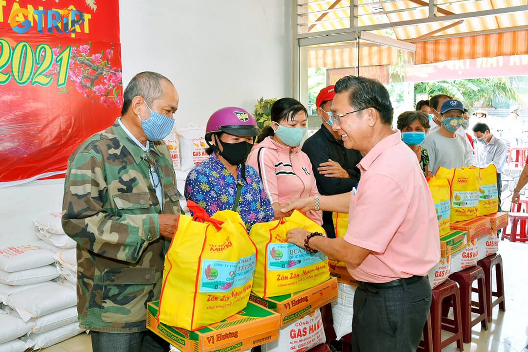 Join Cho Quan Church’s charitable programs to share compassion through food donations, scholarships, and festive community outreach that unite faith and kindness