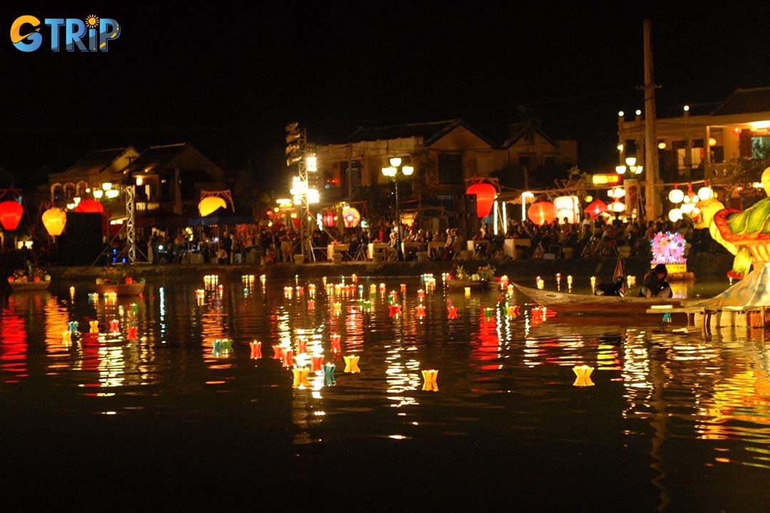 Join the Lantern Festival to enjoy the magical atmosphere of the Thu Bon River around the Moonlight Bridge