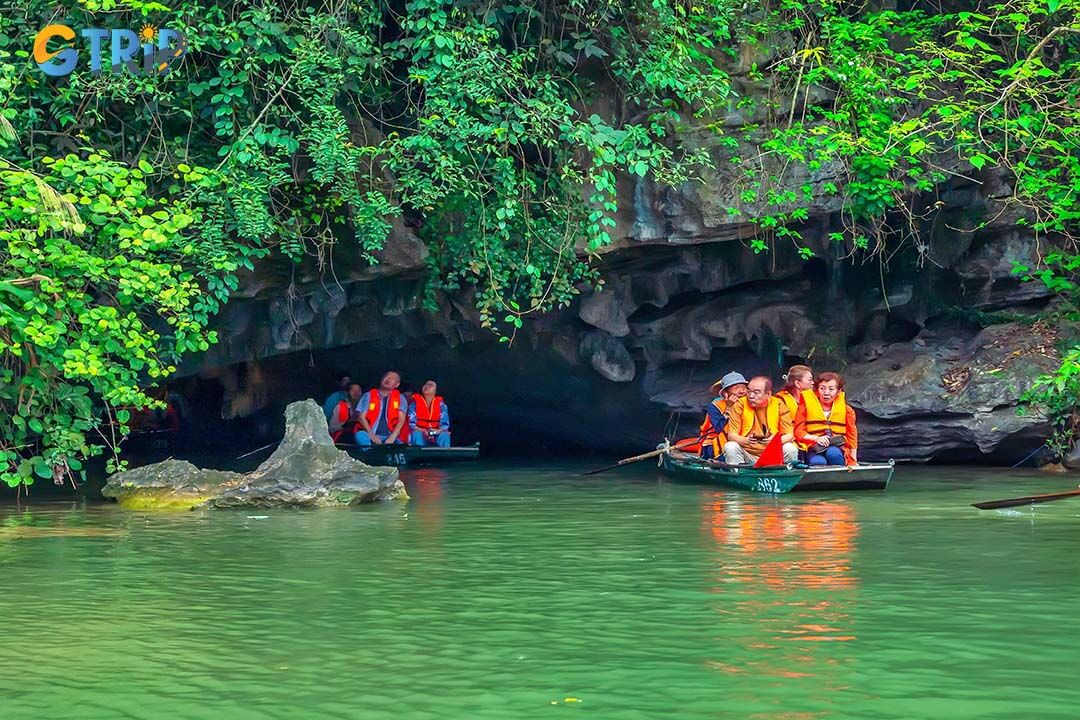 Joining a boat tour in Trang An in the morning is a good idea