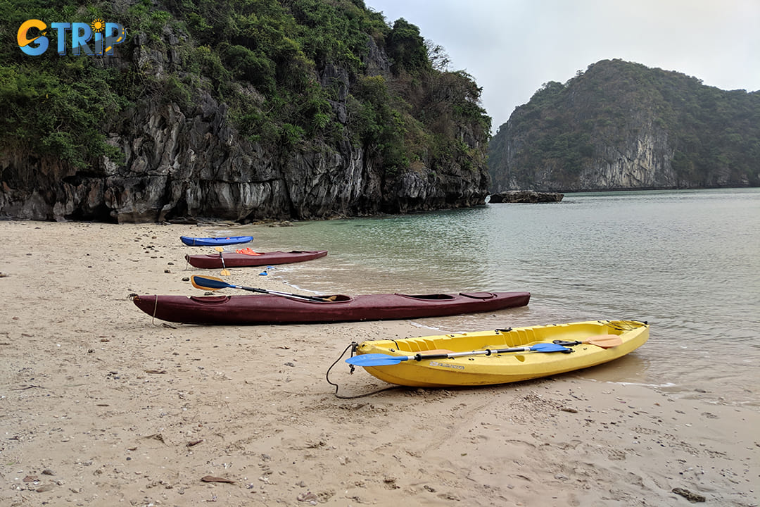 Kayaking allows you to immerse yourself in the tranquility of Bai Tu Long Bay