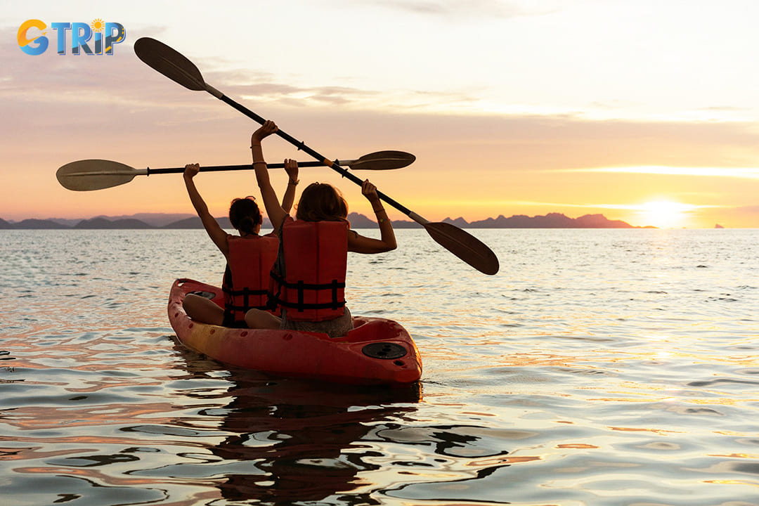 Kayaking at Ngoc Vung beach under the sunrise