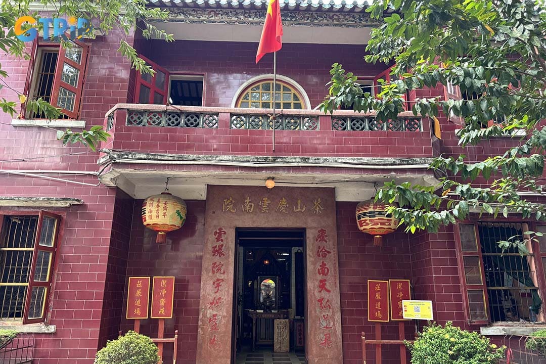 Khanh Van Nam Vien Taoist Temple is for people interested in Taoism