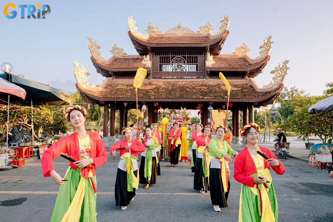 Lanh Giang festival combines elements of folklore and contemporary culture