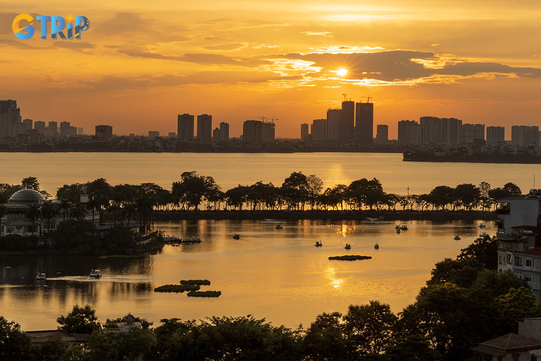 Late afternoon emerges as the ideal time for boat rides and enjoying the scenery around Truc Bach Lake