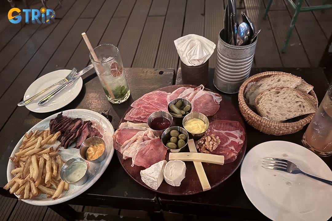 Le Cafe des Stagiaires is a lively European-style social hub in An Khanh, loved for its buzzing open-air atmosphere, after-work drinks, crowd-pleasing bar bites