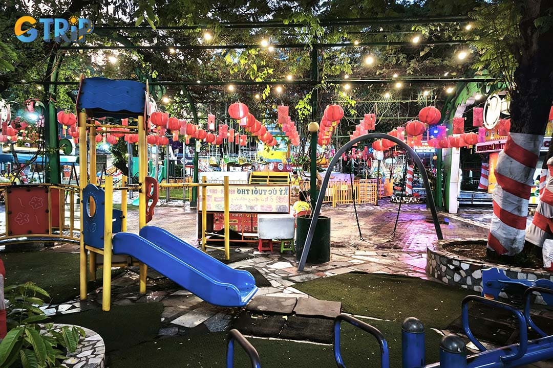 Le Thi Rieng Cultural Park features several free public playgrounds where children can enjoy swings, slides, and climbing frames