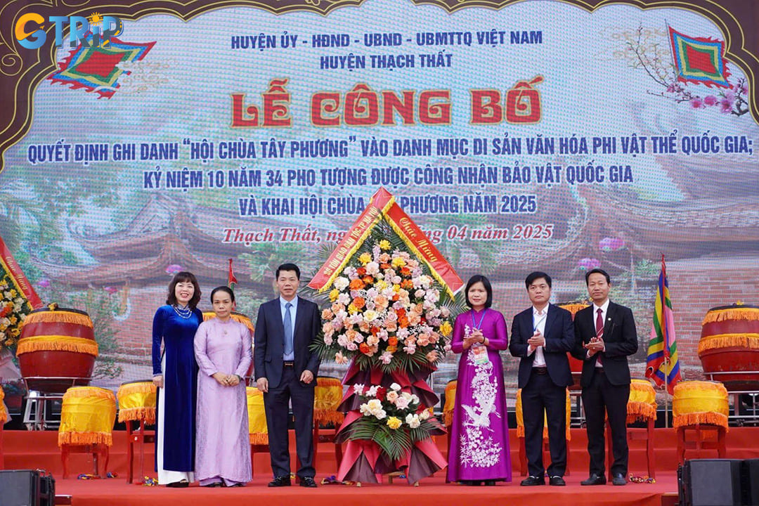 Leaders extend their congratulations at the opening ceremony of the Tay Phuong Pagoda Festival