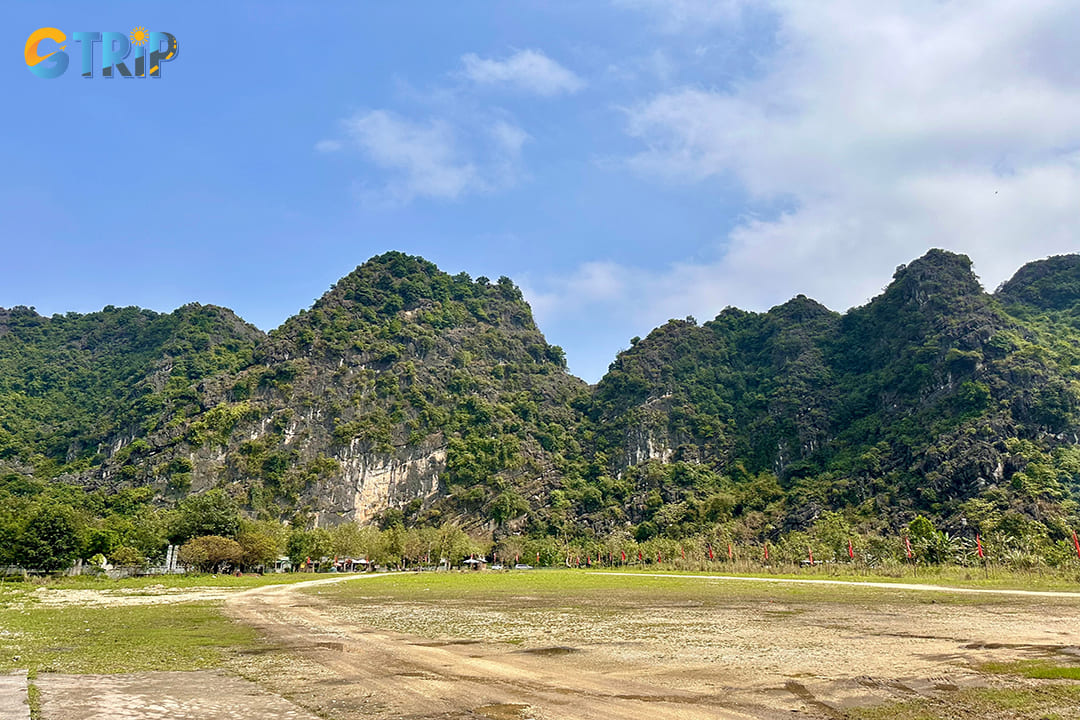 Limestone mountains in Am Tien