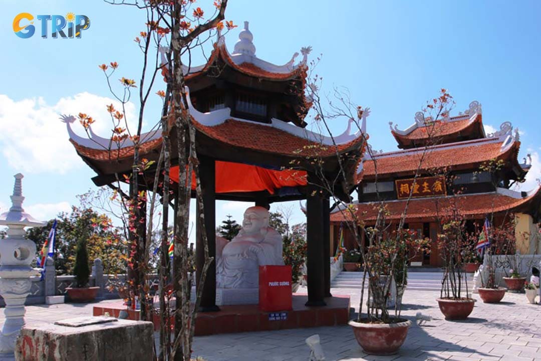 Linh Chua Linh Tu Temple is a misty mountain sanctuary dedicated to Ba Chua Thuong Ngan, offering classic northern-style architecture and breathtaking cloud-level views