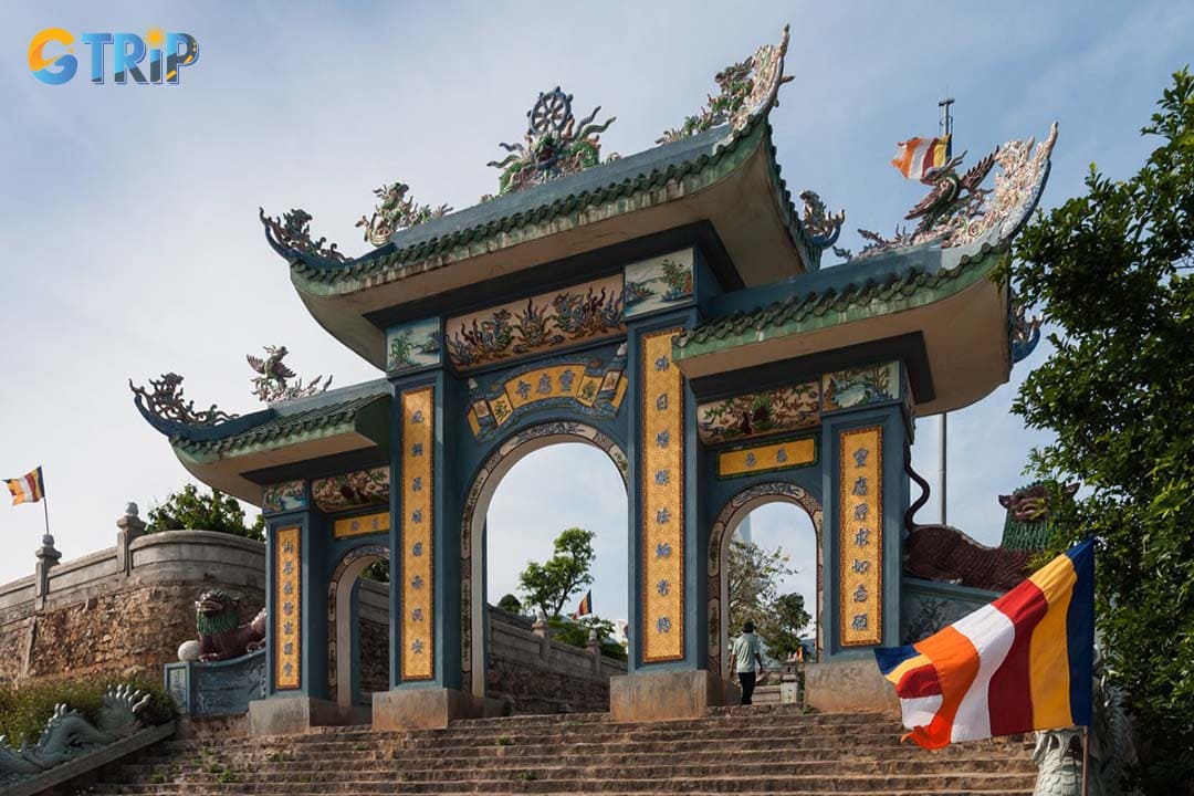 Linh Chua Linh Tu Temple is a serene spiritual sanctuary where visitors can experience tranquility, connect with Vietnamese beliefs