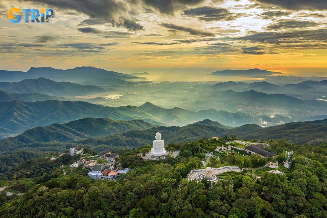 Linh Ung Pagoda Ba Na feels like a heavenly realm, offering ethereal cloud-filled views on misty days and sweeping panoramas of the Truong Son Mountains
