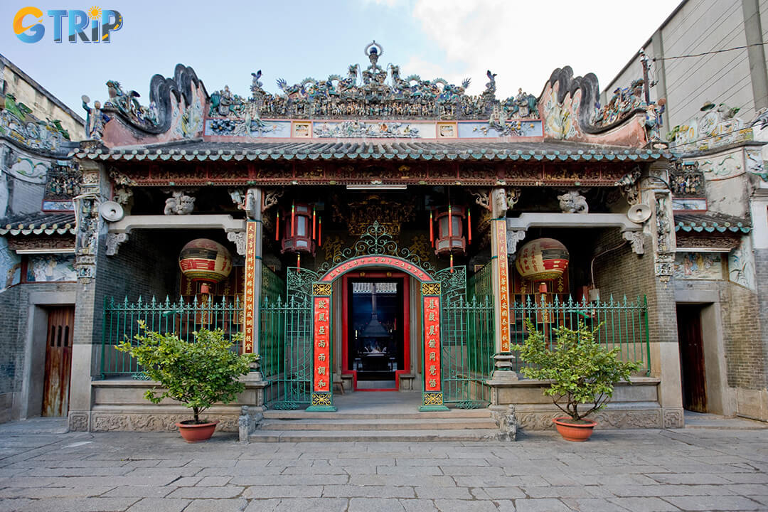 Located in the heart of Chinatown, Guandi Temple is surrounded by top attractions like Binh Tay Market, Thien Hau Pagoda, and the bustling streets of Cho Lon