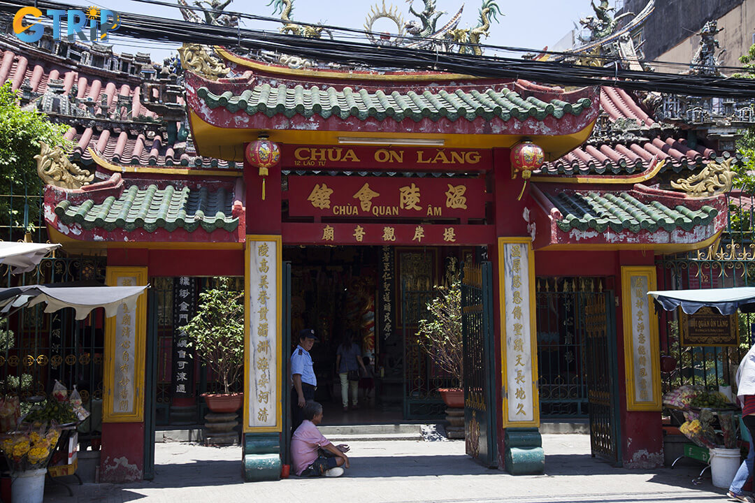 Located in the heart of Cho Lon, Phuoc An Hoi Quan is the ideal starting point to explore Saigon’s historic Chinatown and its nearby temples and markets