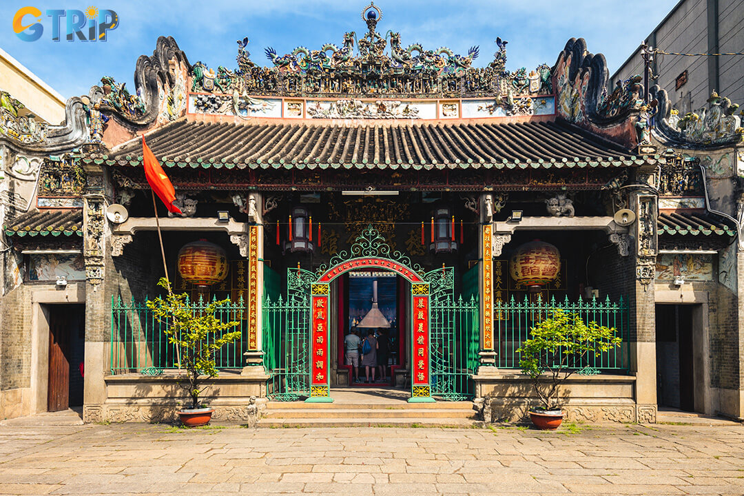 Located in the heart of Cholon, Kim Bien Market is surrounded by cultural gems like Thien Hau Pagoda, Binh Tay Market, and the vibrant streets of Chinatown
