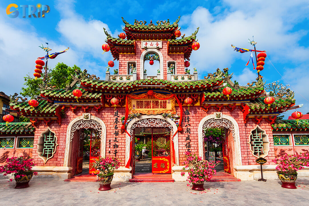 Located on Tran Phu Street, the museum is within easy walking distance of Hoi An’s top landmarks, making it simple to combine with other key attractions