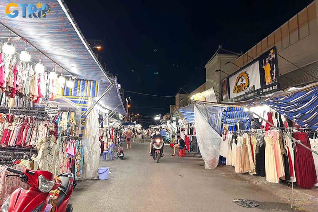 Located slightly northwest of the city center, Hanh Thong Tay Market is easy to reach by motorbike, bus, or ride-hailing apps
