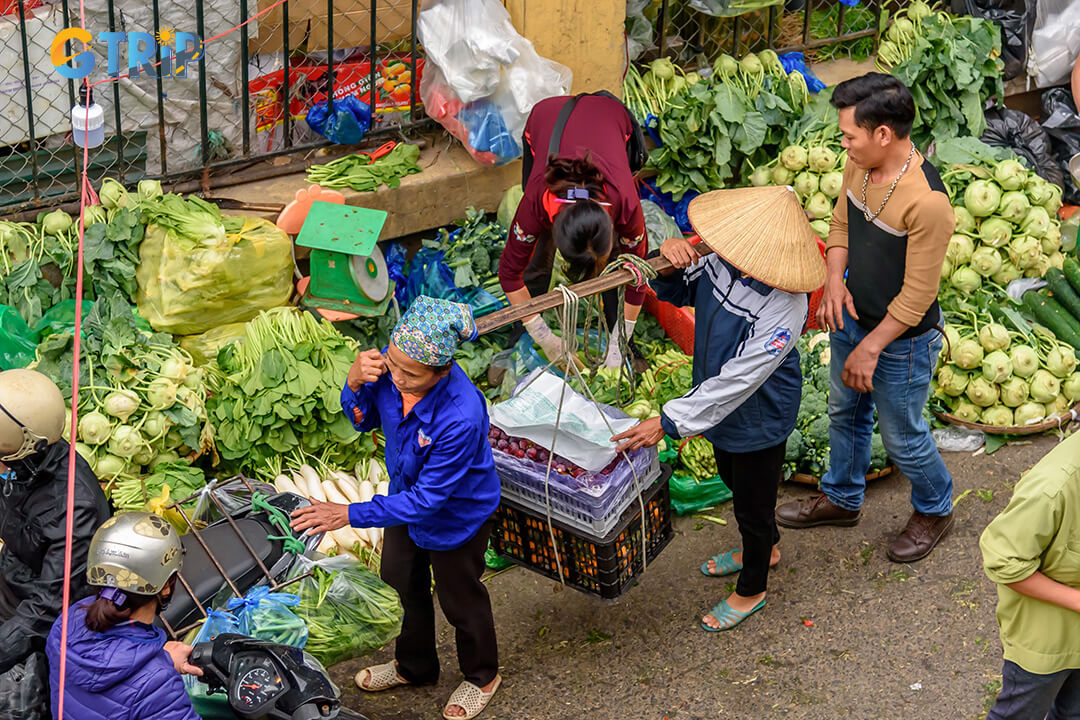 Long Bien Market bursts to life before dawn with vibrant displays of produce, seafood, and flowers, offering a rich, authentic glimpse into Hanoi’s early-morning trade