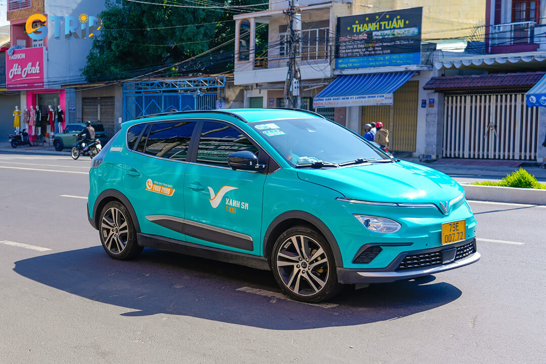 Long Bien Market is easily accessible from Hanoi’s Old Quarter by bus, taxi, or motorbike, offering flexible options for every budget and travel style