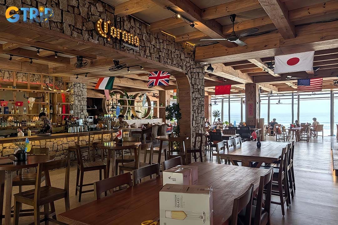 Lounge Beach Bar is a stylish beachfront restaurant and bar serving fresh seafood, cocktails, and relaxed ocean views