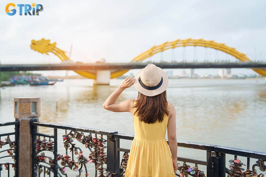 Love Bridge is a must-visit in Da Nang for its romantic lantern-lit nights, sweeping river and city views and front-row vantage point of Dragon Bridge fire and water show