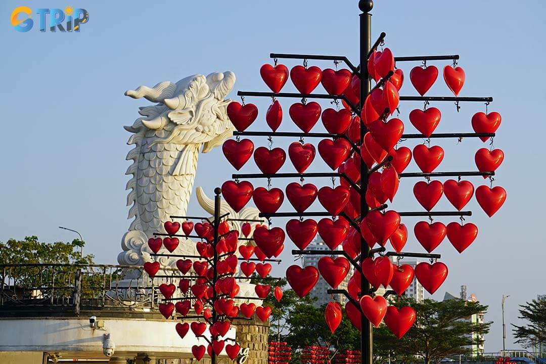 Love Bridge is a romantic landmark celebrated for its love-lock tradition, direct views of the Dragon Bridge’s fire-and-water show, and a dreamy nighttime atmosphere
