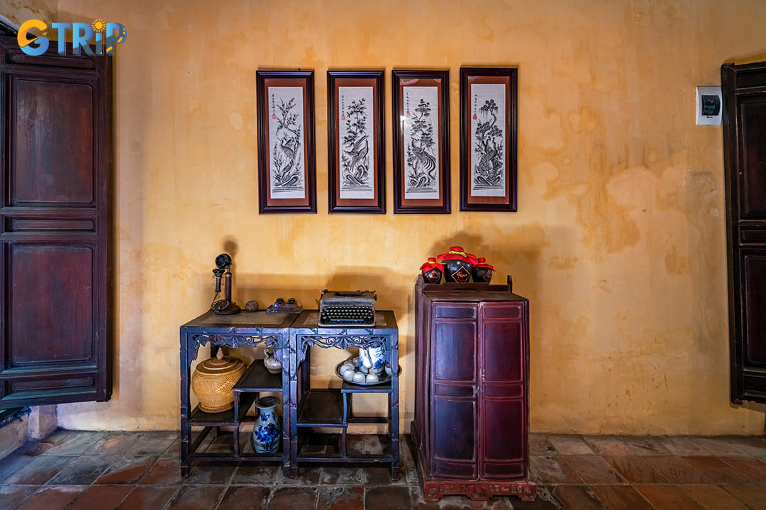The “Chuyen Pho Hang” tour at Ma May Ancient House is a unique cultural experience that transports you back to Hanoi in the 1930s and 1940s