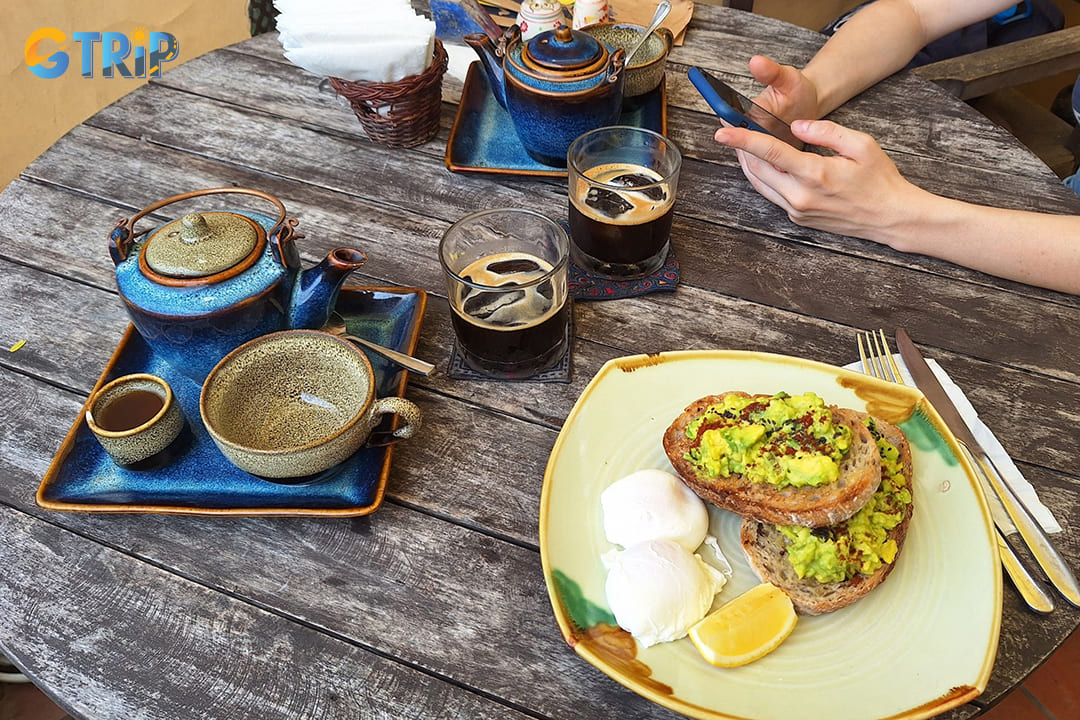 Ma Xo offers a tranquil brunch experience that harmoniously blends Vietnamese flavors with international breakfast classics