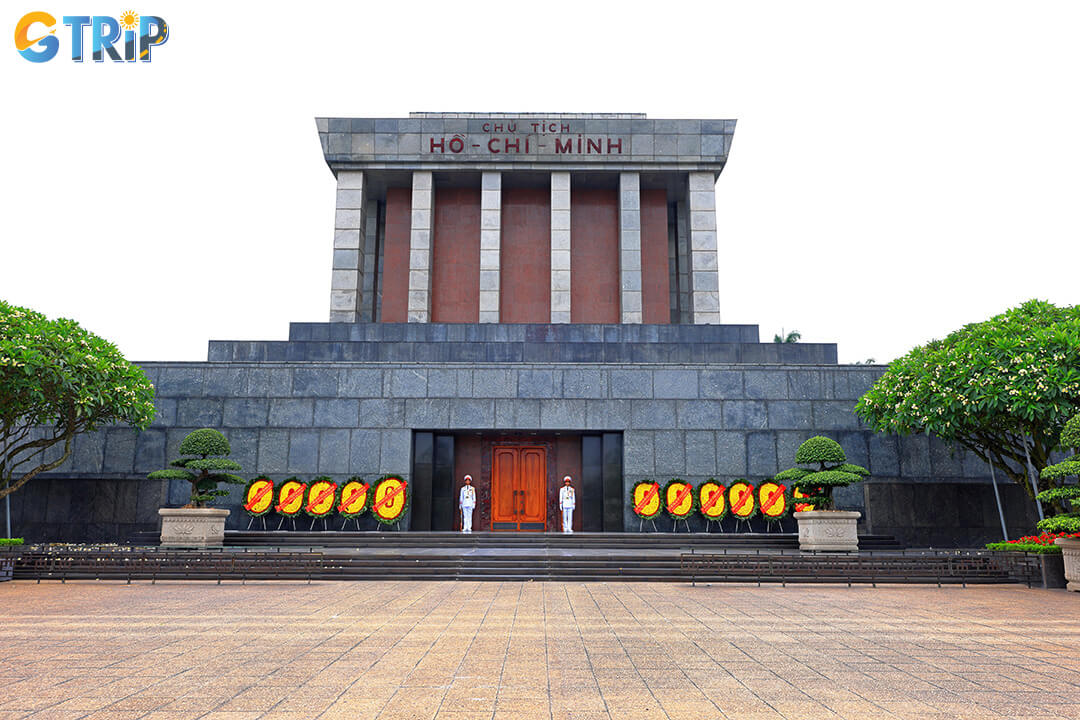 Make the most of Hanoi in April with smart planning, pack light, start early, avoid midday heat, and enjoy seasonal blooms, local festivals, and holiday crowds